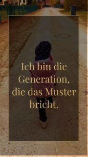 Nicht jede Generation hatte die Möglichkeit, sich selbst zu hinterfragen.
Viele von uns wurden geprägt von Anpassung, Kontrolle und emotionalem Funktionieren.

Doch heute beginnen immer mehr Mütter umzudenken.
Nicht perfekt. Nicht immer leicht. Aber bewusst.

Kinder brauchen nicht nur Erziehung.
Sie brauchen Verbindung, Sicherheit und Begleitung.

Und vielleicht endet genau mit uns ein Muster,
das seit Generationen weitergegeben wurde. ❤️

An alle Mamas, die täglich ihr Bestes geben:
Ihr seid stärker, liebevoller und bewusster, als ihr denkt.

Schönen Muttertag an euch alle. 🌷 

Muttertag, generationales Trauma, Muster durchbrechen, bewusste Elternschaft, emotionale Heilung, innere Kind Arbeit, Trigger verstehen, bindungsorientierte Erziehung, Mutterliebe, Selbstreflexion, Familienmuster, achtsame Elternschaft

#Muttertag
#Bindungsorientiert
#BewussteElternschaft
#GenerationenHeilen
#NeusichtImpulse