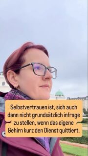Ich: Ich vertraue mir. Ich gehe meinen Weg. Ich stelle mich meinen Ängsten. Ich bin bereit für das, was kommt.

Auch ich: Wie war nochmal meine beschissene PIN? (allein in Wien und elegant das Handy gekillt…) 😂

Selbstvertrauen heißt nicht, immer alles im Griff haben zu müssen, Selbstvertrauen bedeutet für mich, sich auch dann nicht grundsätzlich infrage zu stellen, wenn das eigene Gehirn kurz wieder den Dienst quittiert.

Authentisch sein heißt also bei mir auch souverän scheitern an vier Ziffern. 😂
#neusichtimpulse #selbstreflexion #justme #scheiterngehörtdazu #thatslife