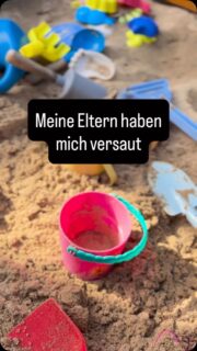 Meine Eltern haben mich versaut.

Sorry, aber das ist Bullshit….
 
Familie prägt uns, Umfeld prägt uns. 
Die ersten Jahre unseres Lebens prägen uns mehr, als uns bewusst ist, aber ich glaube, dass dieser Satz an einem entscheidenden Punkt aufhört, wahr zu sein.
 
Solange ich anderen die Schuld gebe, bleibe ich in der Geschichte von damals gefangen. Ich warte auf eine Entschuldigung, die vielleicht nie kommt. Ich warte darauf, dass jemand anderes mein Leben repariert…
 
Deine Geschichte erklärt, warum du bist, wie du bist. Sie entschuldigt jedoch nicht, wie du bleibst…

Denn in dem Moment, in dem ich einem anderen die Schuld für mein Leben gebe,
überlasse ich ihm auch die Macht darüber.
 
Und genau das möchte ich nicht.

Hör auf, anderen die Schuld zu geben. Übernimm die Verantwortung für dein Leben. 🖤
 
#NeusichtImpulse #Prägung #Eltern #Eigenverantwortung
#Selbstbestimmung