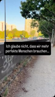 Ich wünsche mir eine Welt, in der wir Verhalten weniger bewerten und mehr verstehen…
 
Eine Welt, in der Kinder lernen dürfen, dass Gefühle keine Schwäche sind...
 
In der Führung bedeutet, Sicherheit zu geben…
 
In der Beziehungen wachsen dürfen, statt Recht haben zu müssen…
 
Ich glaube,
wenn wir die Art, wie wir auf Menschen schauen, ändern, beginnt echte Veränderung.
 
Welchen Menschen könntest du heute mit etwas mehr Verständnis begegnen?
#neusichtimpulse #selbstreflexion #gemeinschaft #vertrauen #vorurteile
