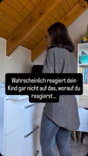 Vor ein paar Tagen rief meine Tochter mehrmals: „Papa, hilf!“
 
Er reagierte nicht.
 
Und ich merkte, wie in mir sofort Wut aufstieg.
 
„Warum zum Geier reagiert der nicht?“
 
Erst später wurde mir etwas bewusst.
 
Kann es sein, dass meine Tochter die Situation ganz anders erlebt hat als ich?
 
Vielleicht ist sie einfach geduldiger oder wusste sogar, dass er gleich kommt.
 
Ich wusste es nicht.
 
Was ich aber wusste: Die Situation hatte mich angepiekt…
 
Ich kenne aus meiner eigenen Geschichte das Gefühl, nicht gesehen zu werden und nun fragte ich mich:
 
Habe ich gerade wirklich mein Kind gesehen oder hat meine eigene Geschichte den Moment uminterpretiert?
 
Seitdem achte ich bewusster auf eine Sache:
 
Reagiere ich gerade auf das, was passiert oder auf das, was die Situation in mir auslöst?
 
Zwischen dem, was passiert, und dem, was wir daraus machen, liegt unsere eigene Geschichte….
 
Es lohnt sich, diese Geschichte neugierig anzuschauen, bevor wir sie einfach an das Kind weitergeben. #neusichtimpulse #persönlichkeitsentwicklung #kinderbegleiten #innereskind #selbstreflexion