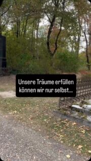 Unsere Träume erfüllen können wir nur selbst.
 
Diesen Satz habe ich mir an meinem Geburtstag notiert und dann bin ich allein nach Wien gefahren.
 
Kein Warten auf irgendwann oder dass jemand anderes dafür Zeit hat und auch kein Warten darauf, dass alles perfekt organisiert ist.
 
JETZT! 
 
Wir warten erstaunlich oft auf etwas, das uns irgendwie den Start oder den Schritt leichter macht.
 
Wir warten auf den richtigen Zeitpunkt, mehr Sicherheit, auf jemanden, der mitkommt oder das Gefühl, endlich bereit zu sein.
 
Sorry, aber manchmal kommt dieses Gefühl nicht vor dem ersten Schritt, sondern erst unterwegs.
 
Du musst nicht dein ganzes Leben umkrempeln, um dir selbst wieder näherzukommen.
 
Es reicht, einen Wunsch nicht länger auf später zu verschieben, Du weißt nämlich nicht, ob Du dieses später noch erlebst…
 
Was würdest du tun, wenn du aufhörst, darauf zu warten, dass jemand oder etwas dir den Anfang erleichtert?
 
Neusicht Impulse – eine andere Sicht auf dich selbst.
 
#NeusichtImpulse #Selbstverantwortung #lebejetzt #EigenerWeg #lebedeinentraum
