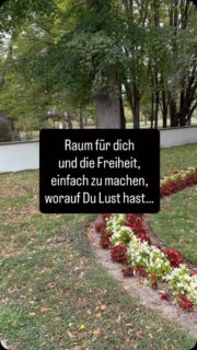 Raum für mich
 
Ich habe mir fünf Tage geschenkt, in denen ich einfach das machen durfte, worauf ich Lust hatte. Keine Fragen, keine Kompromisse, keine Rollen und keine Verantwortung dafür, dass alle anderen versorgt sind. Ich durfte essen, wann und was ich wollte, spontan entscheiden, wohin ich gehe, und meinen eigenen Bedürfnissen folgen. Für eine kleine Weile war ich der Fokus meines Lebens. Nur ich, meine Wünsche und die Erfahrungen, die ich sammeln wollte.
 
Dabei musste ich gar nichts Großes über mich lernen. Ich weiß inzwischen, dass ich gut mit mir allein zurechtkomme. Allein im Restaurant zu sitzen oder allein Veranstaltungen zu besuchen, ist längst keine unüberwindbare Hürde mehr. Ich darf einfach da sein und mein Leben erleben, ohne mich dafür rechtfertigen zu müssen.

Wie sieht das bei dir aus?

 #neusichtimpulse #persönlichkeitsentwicklung #lebejetzt #deinleben #selbstverantwortung
